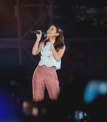A picture of Yassi Pressman during her stage performance.